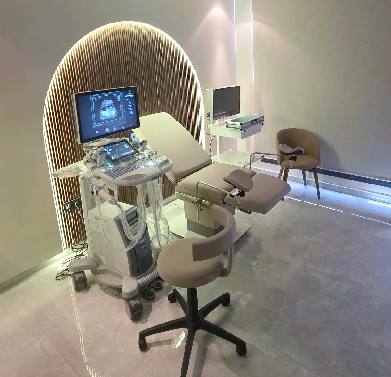 Salle d'échographie 3D/4D du cabinet de gynécologie à Fès